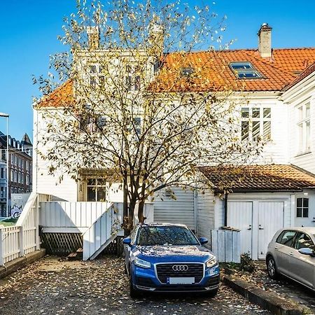 Central Apartment With Balcony, Self-Check In & Private Entrance Bergen Esterno foto