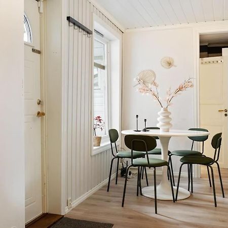 Central Apartment With Balcony, Self-Check In & Private Entrance Bergen Esterno foto