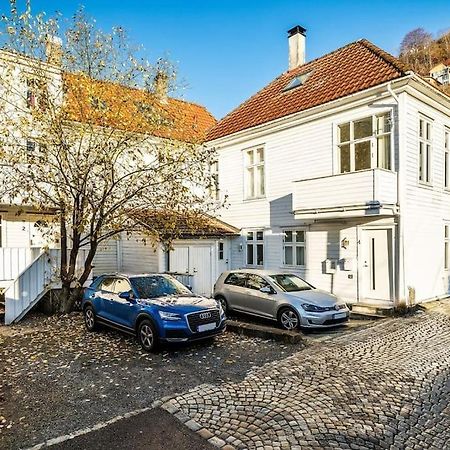 Central Apartment With Balcony, Self-Check In & Private Entrance Bergen Esterno foto