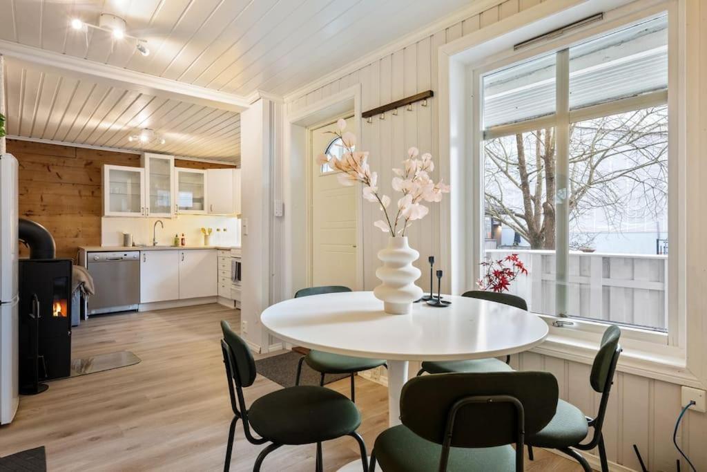 Central Apartment With Balcony, Self-Check In & Private Entrance Bergen Esterno foto