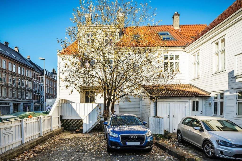 Central Apartment With Balcony, Self-Check In & Private Entrance Bergen Esterno foto