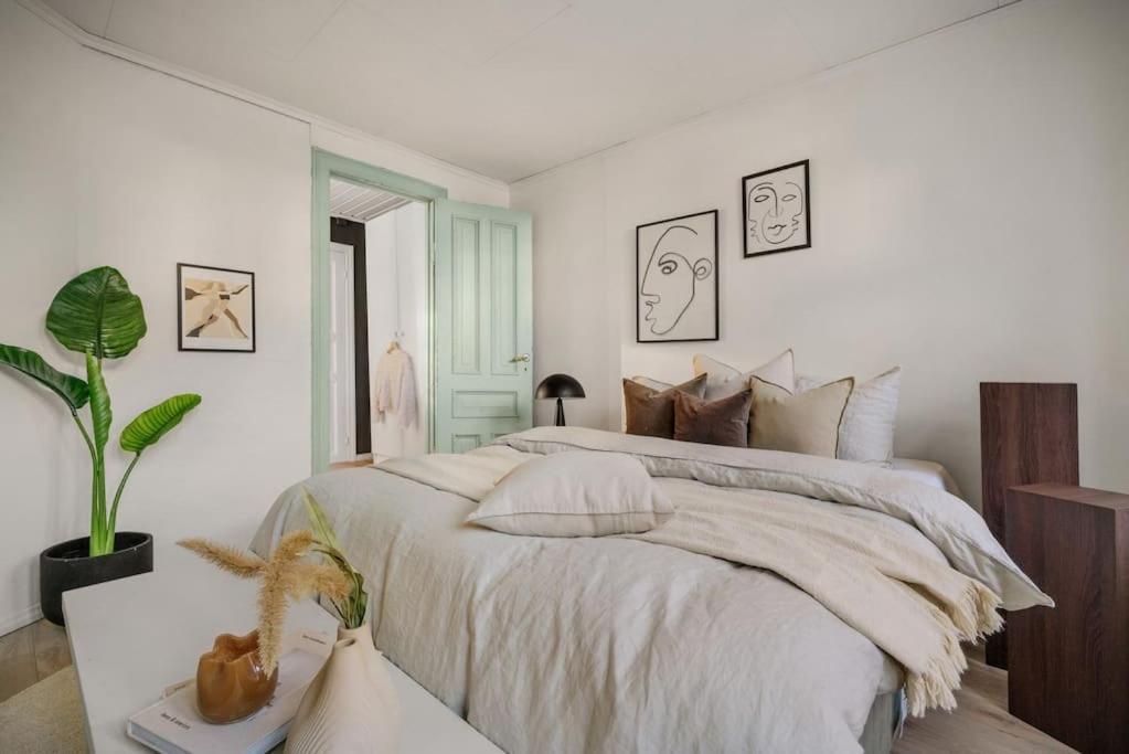 Central Apartment With Balcony, Self-Check In & Private Entrance Bergen Esterno foto