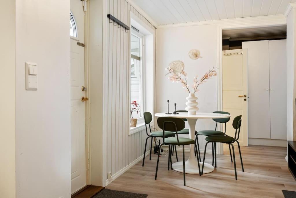 Central Apartment With Balcony, Self-Check In & Private Entrance Bergen Esterno foto
