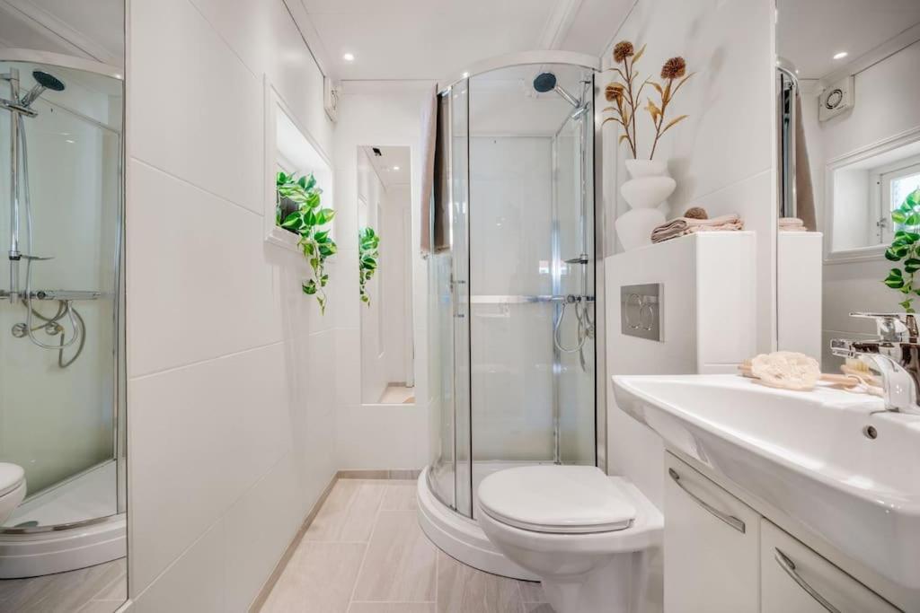 Central Apartment With Balcony, Self-Check In & Private Entrance Bergen Esterno foto