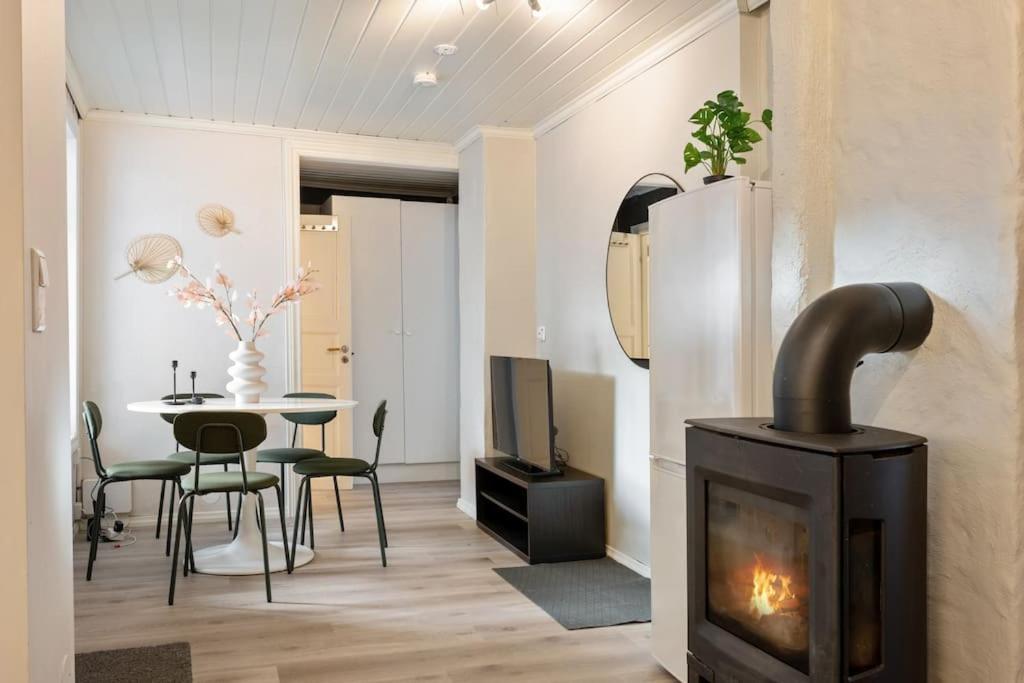Central Apartment With Balcony, Self-Check In & Private Entrance Bergen Esterno foto
