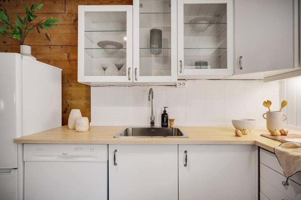 Central Apartment With Balcony, Self-Check In & Private Entrance Bergen Esterno foto