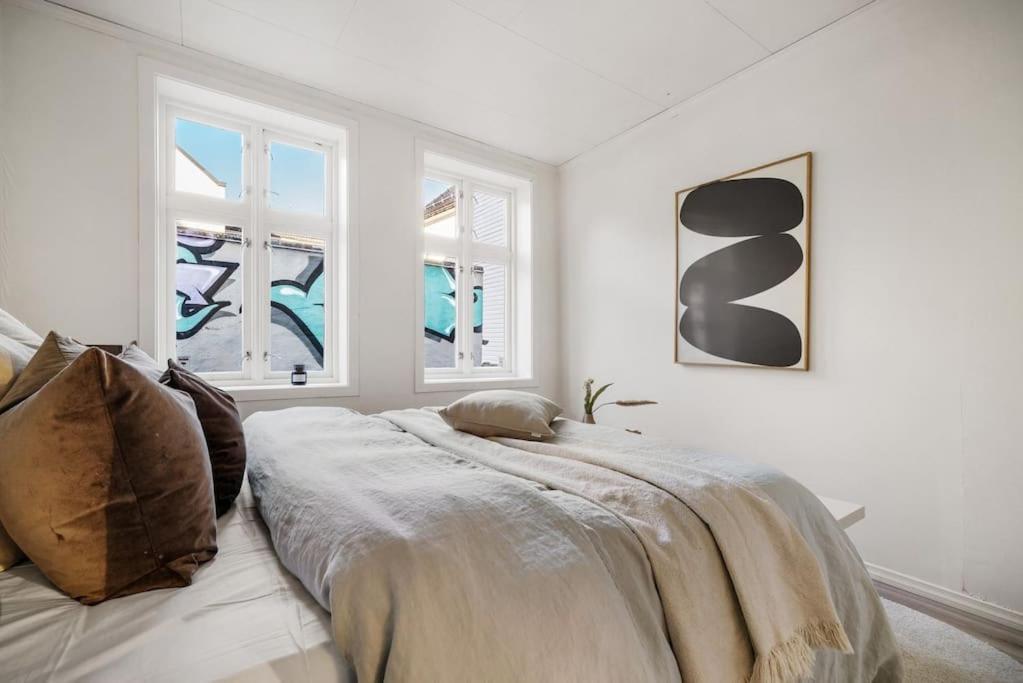 Central Apartment With Balcony, Self-Check In & Private Entrance Bergen Esterno foto