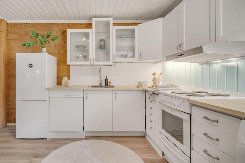 Central Apartment With Balcony, Self-Check In & Private Entrance Bergen Esterno foto