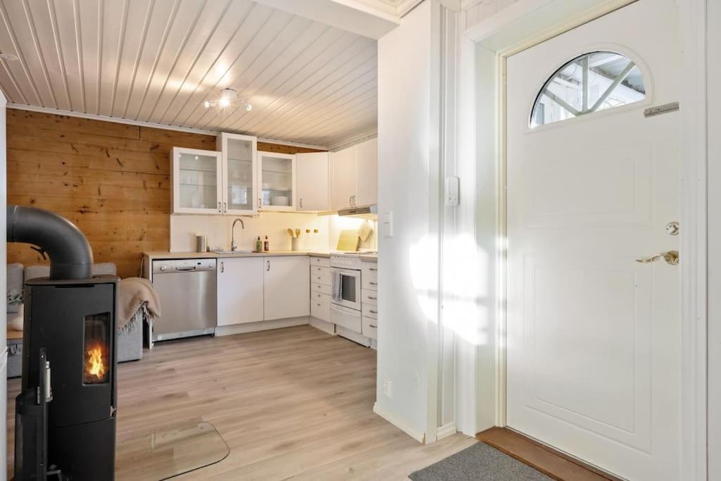 Central Apartment With Balcony, Self-Check In & Private Entrance Bergen Esterno foto