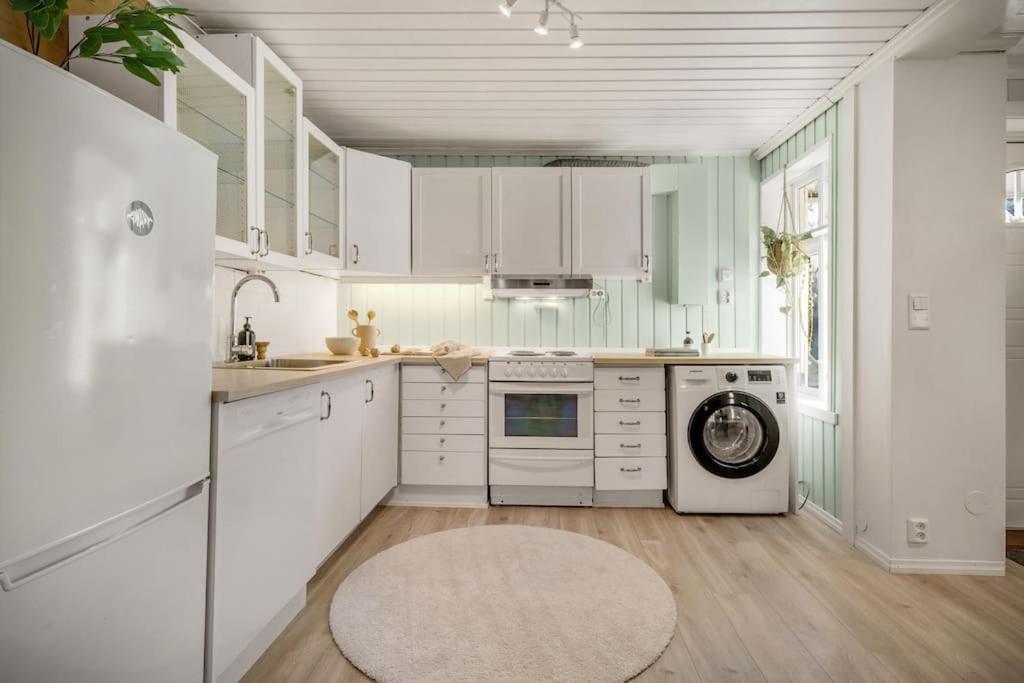 Central Apartment With Balcony, Self-Check In & Private Entrance Bergen Esterno foto
