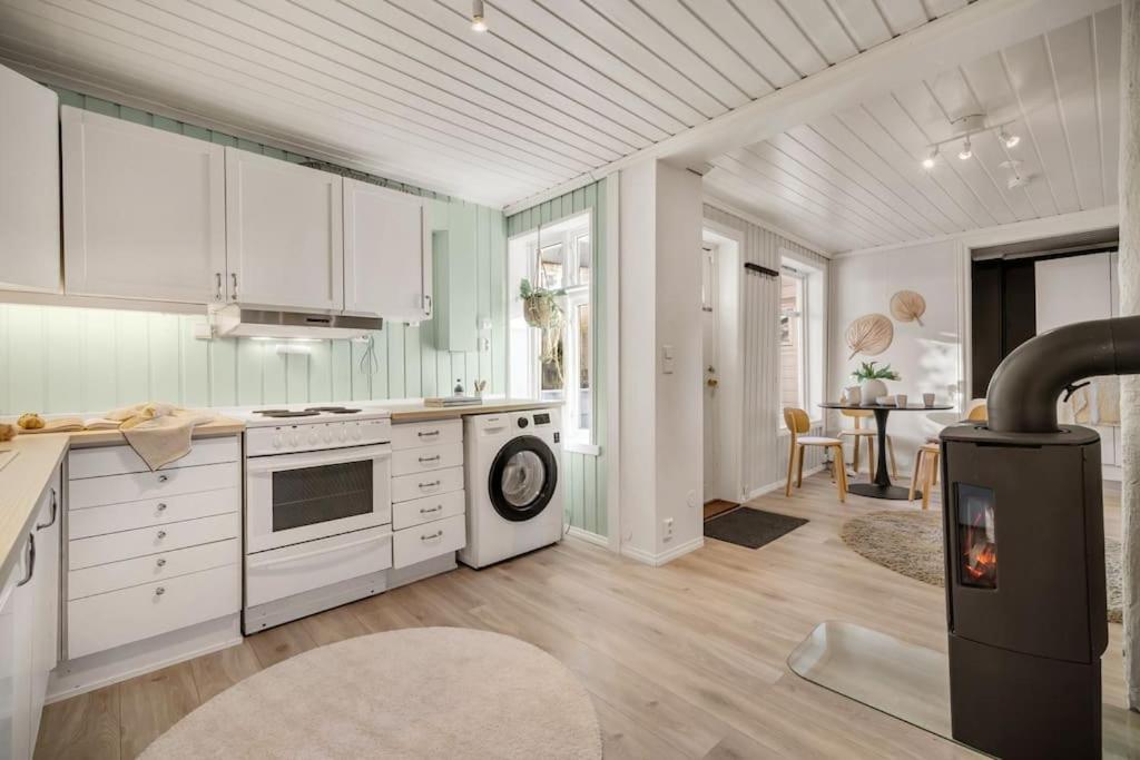 Central Apartment With Balcony, Self-Check In & Private Entrance Bergen Esterno foto