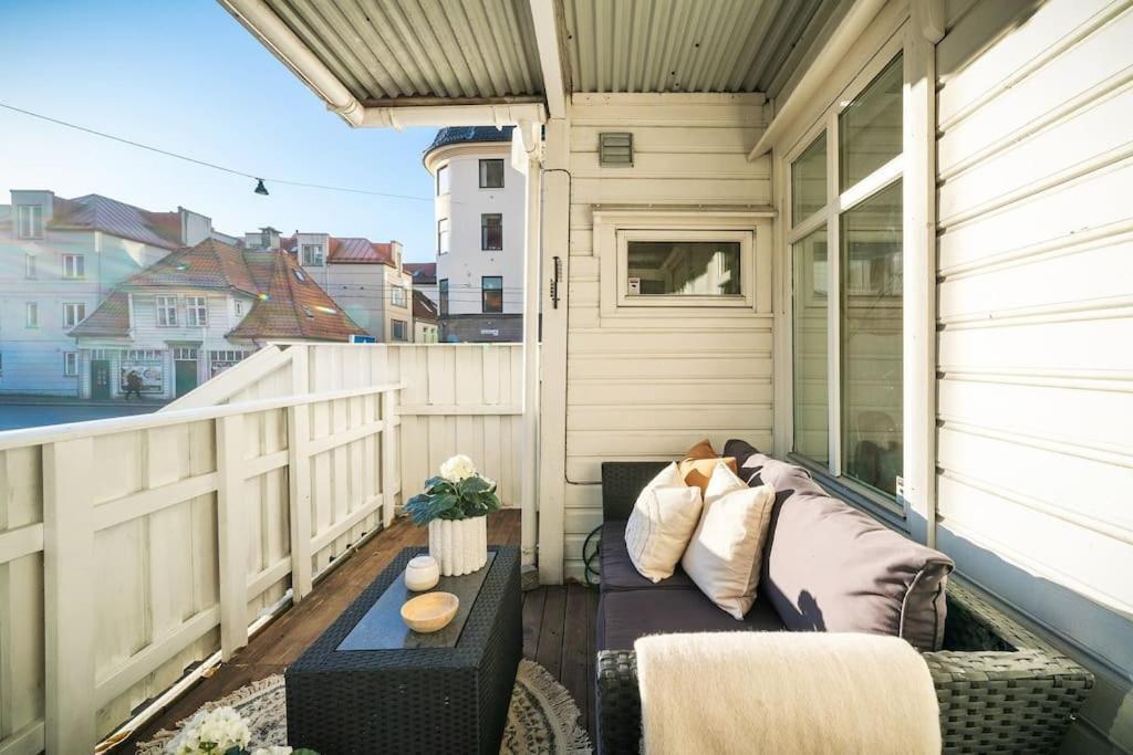 Central Apartment With Balcony, Self-Check In & Private Entrance Bergen Esterno foto