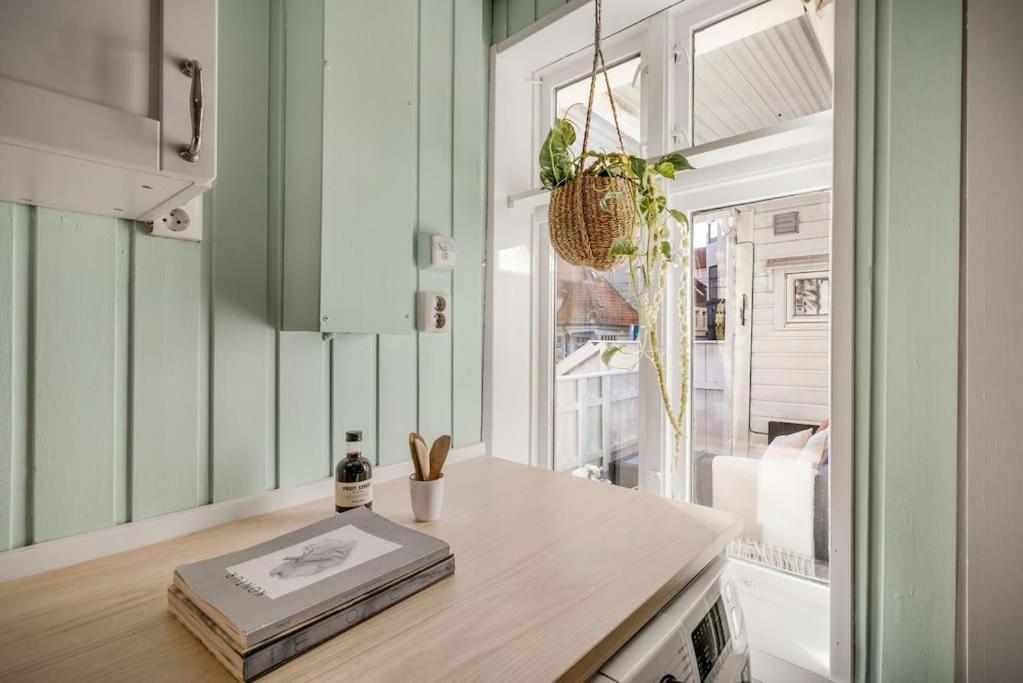 Central Apartment With Balcony, Self-Check In & Private Entrance Bergen Esterno foto