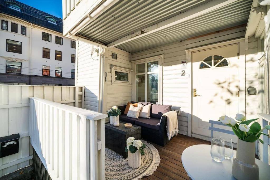 Central Apartment With Balcony, Self-Check In & Private Entrance Bergen Esterno foto