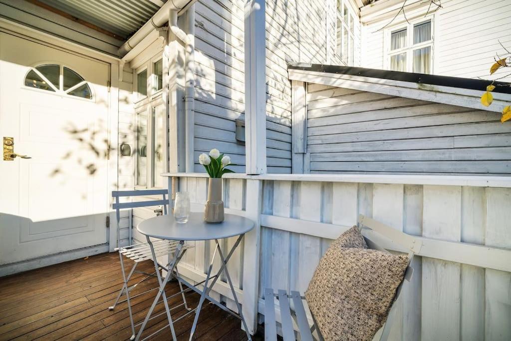Central Apartment With Balcony, Self-Check In & Private Entrance Bergen Esterno foto