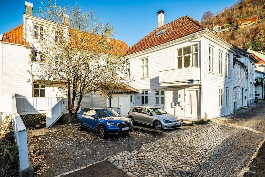 Central Apartment With Balcony, Self-Check In & Private Entrance Bergen Esterno foto